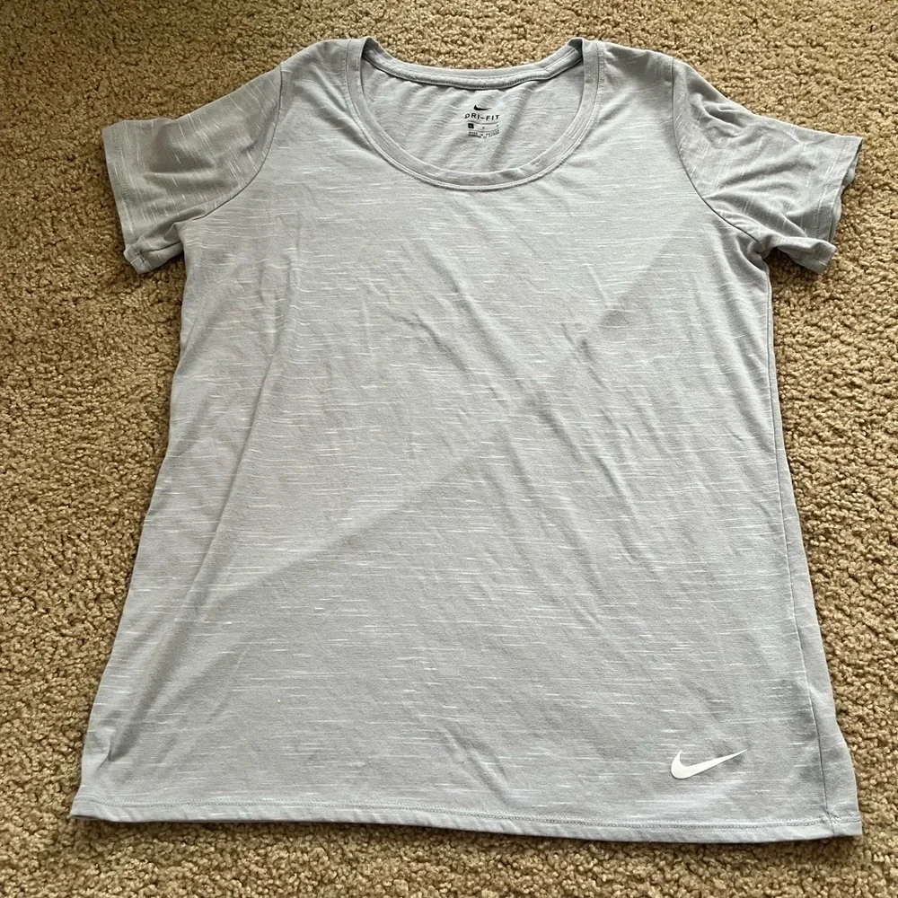 Light gray Nike tee - Picture 1 of 6